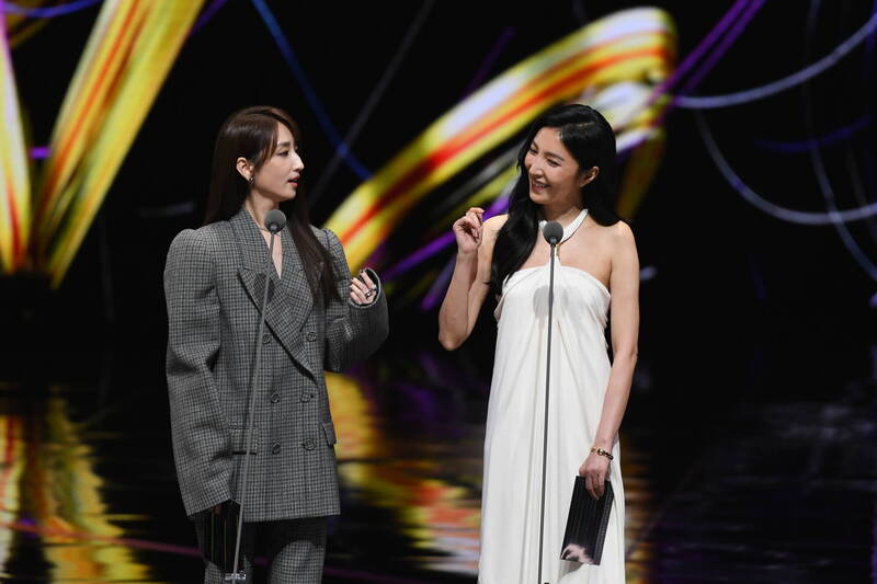 楊謹華與柯佳嬿在台上互相拌嘴，越聊越嗆。（三立提供）