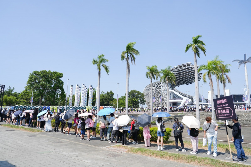 BLACKPINK演唱會場外大排長龍。（翻攝自臉書）