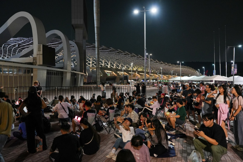 不少歌迷買不到演唱會票，仍聚集場外聽音漏。（翻攝自臉書）