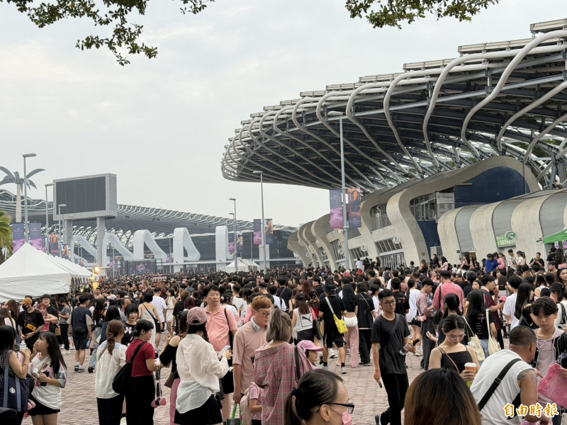 BLACKPINK今晚舉辦第二天演唱會，開演前約兩小時就已擠滿人潮。（記者鍾志均攝）