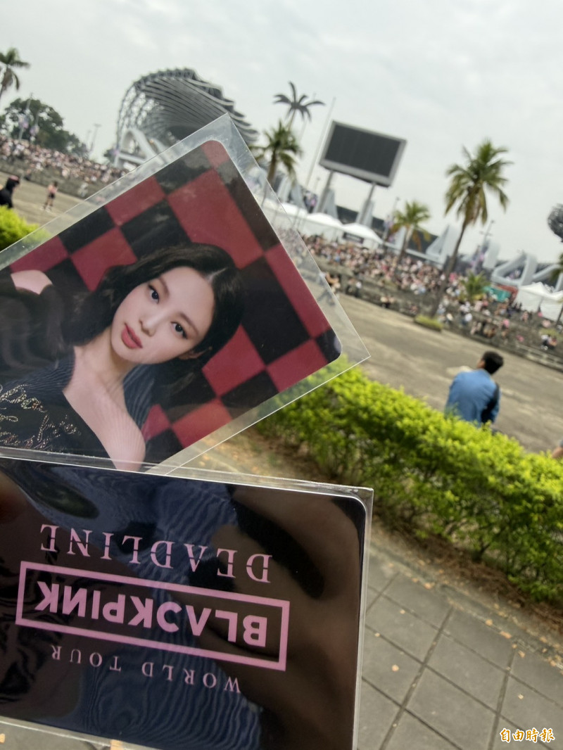 有粉絲自製BP成員小卡免費分送歌迷。（記者鍾志均攝）