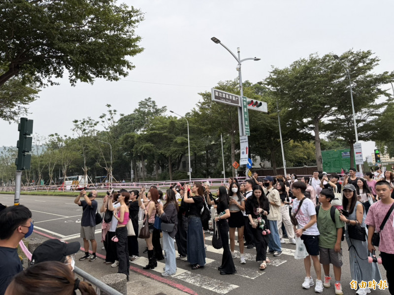 許多歌迷搶拍「BP」限定款紅綠燈變化。（記者鍾志均攝）