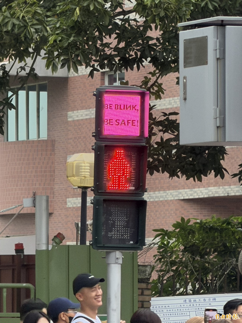 世運大道紅綠燈成了「BP」限定款。（記者鍾志均攝）