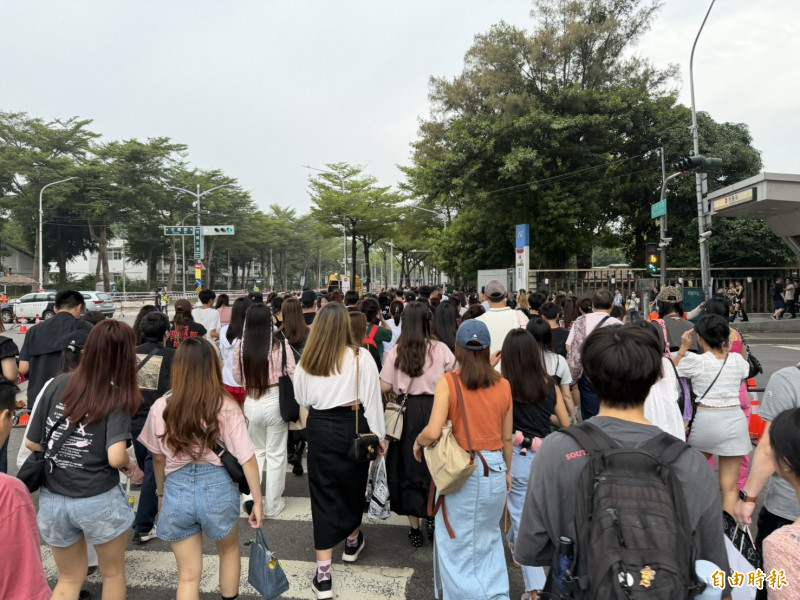 BLACKPINK粉絲守規矩前往會場中。（記者鍾志均攝）