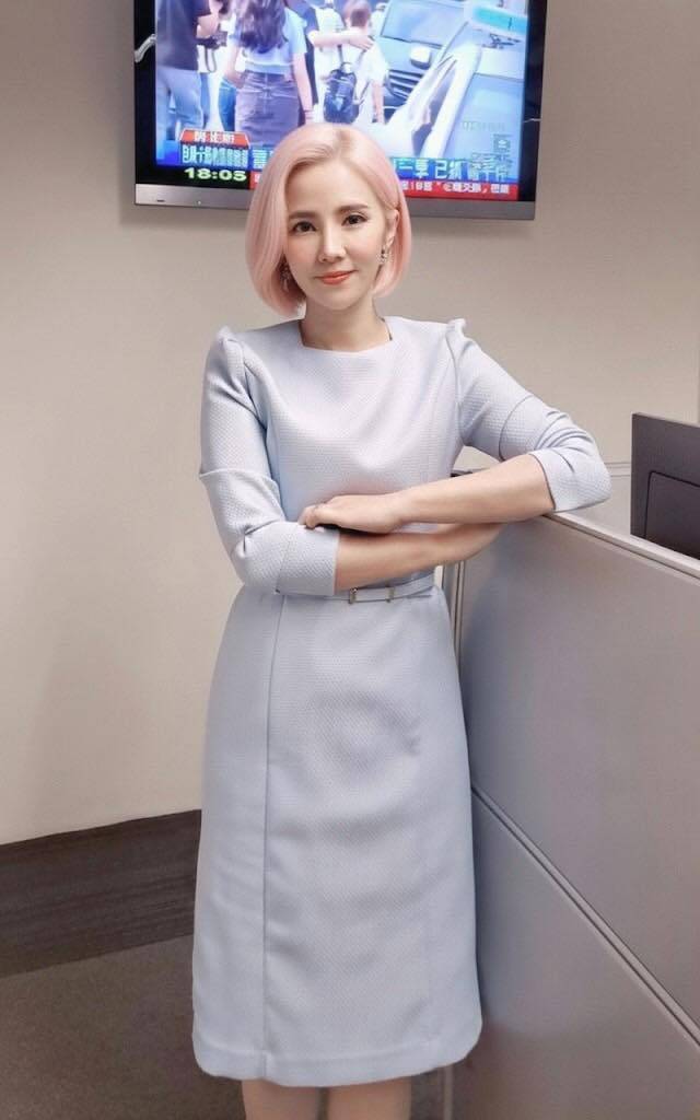 她的粉紅造型超吸睛。（翻攝自王偊菁臉書）