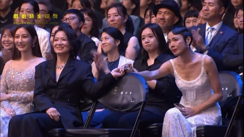 金鐘最催淚畫面!謝瓊煖緊握《影后》原形人物柯淑勤 內情曝光