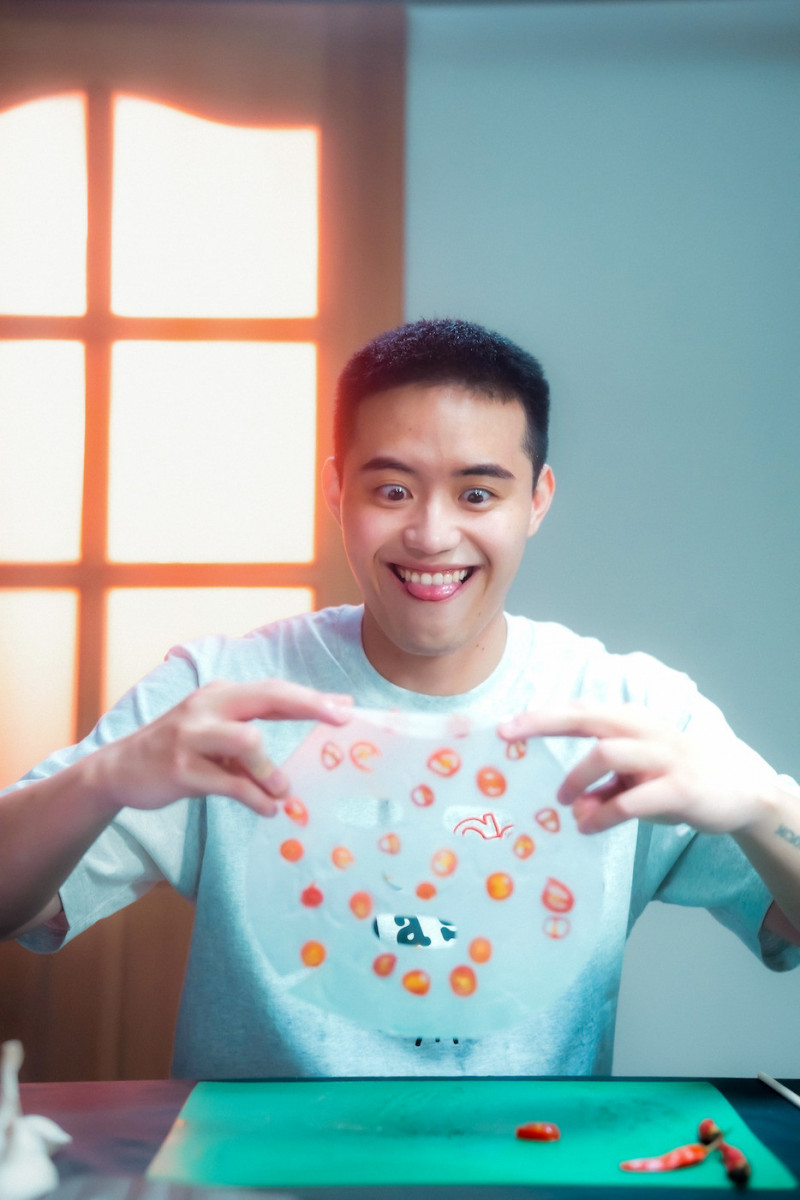 何星冉在《這不是我的頻道啊！》飾演YT界的「毀容實驗大師」子瑋，專門揭穿網路美妝迷思。（17LIVE提供）