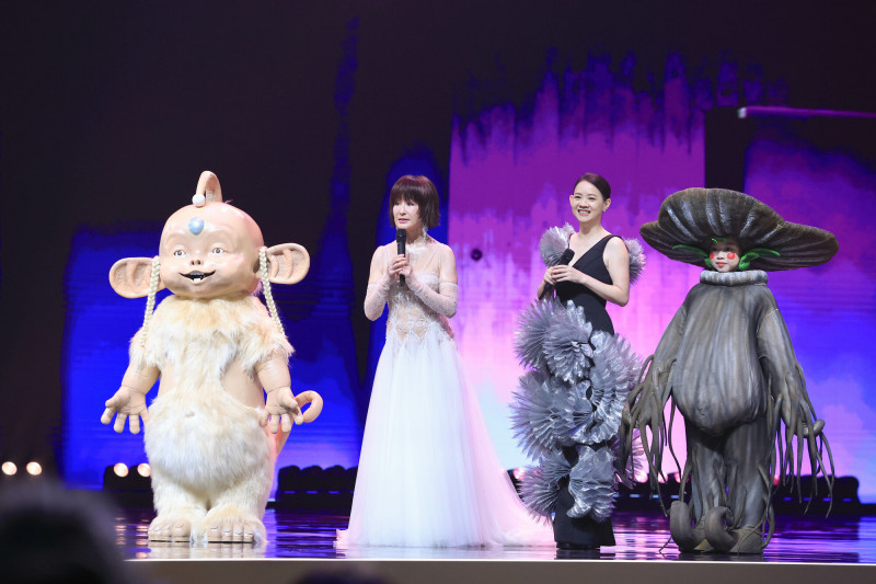 潘迎紫（左二）相隔10年再度踏上金鐘殿堂。（三立提供）