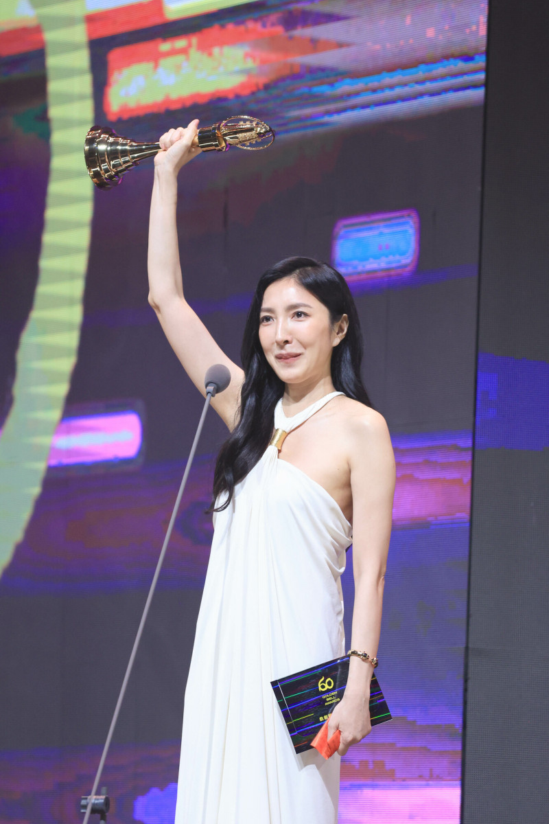 楊謹華以《影后》奪下戲后，現場觀眾全體起立鼓掌，盛讚她實至名歸。（三立提供）