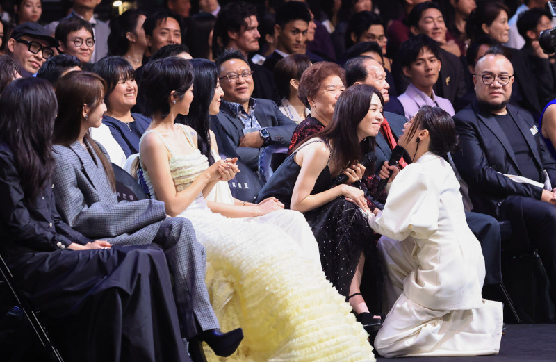 曾寶儀（右）和謝盈萱（右二）感情很好。（三立提供）