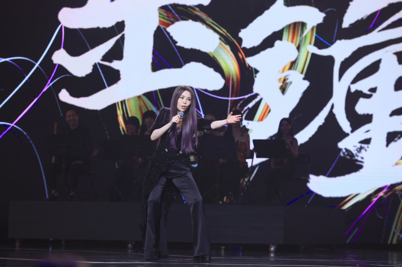 江淑娜相隔10年重返舞台，深情演唱瓊瑤名曲《庭院深深》、《煙雨濛濛》。（三立提供）
