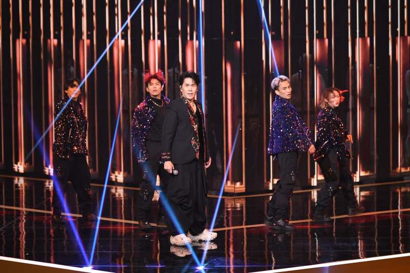 羅時豐唱跳9分鐘壓軸登場。（三立提供）