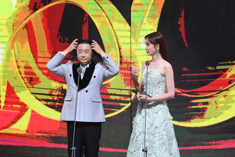 邰智源（左）模仿王世堅橋段笑翻全場。右為安心亞。（三立提供）