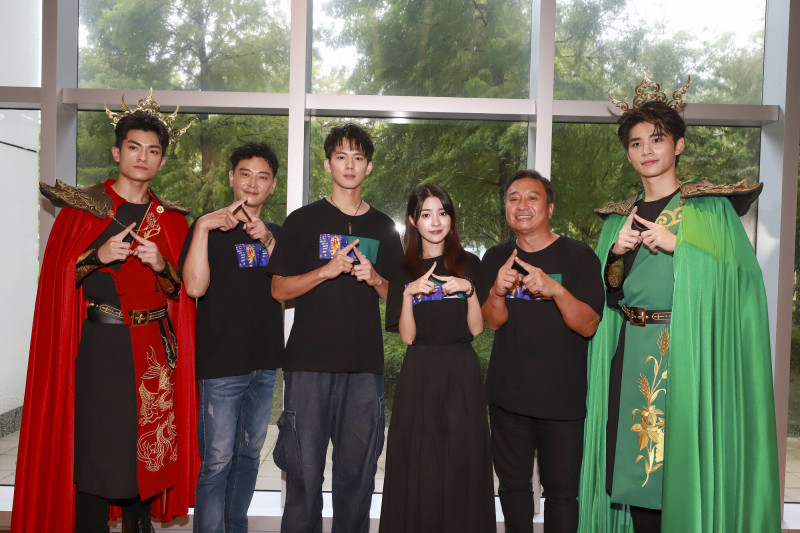 王品澔（右起）、王中平、韓菲、吳念軒、陳冠霖、黃登楷出席《媽祖在人間》開鏡祈福記者會。（民視提供）