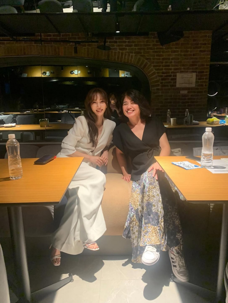 嚴藝文金鐘封導演，曾莞婷哭成淚人兒。（翻攝自Threads）