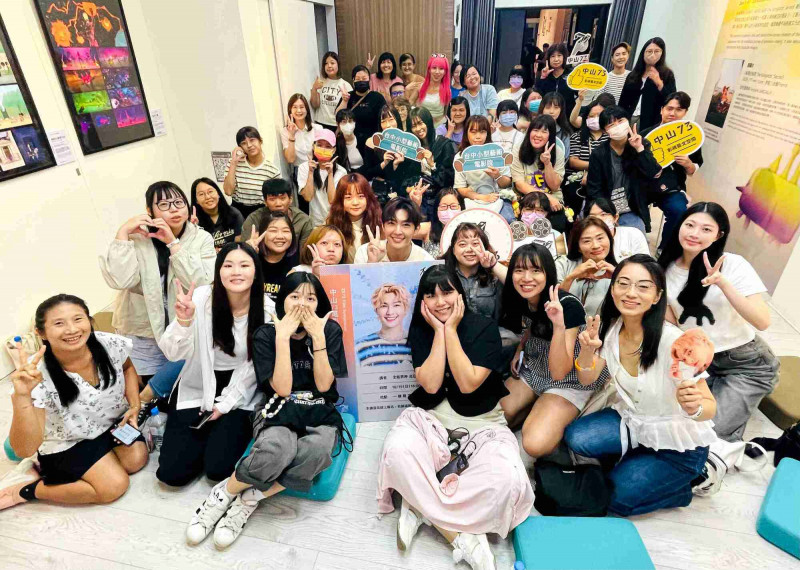 炎亞綸昨天（1019）赴「中山73」專題講座，場面熱絡。（海鵬提供）