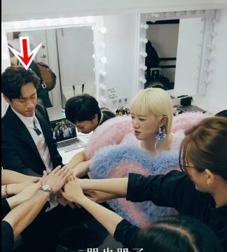 陳漢典（左）一直陪在Lulu（中）身邊為她加油打氣。（翻攝自臉書）