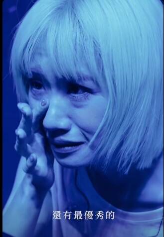 「Lulu」黃路梓茵近期蠟燭多頭燒，壓力過大，情緒潰堤。（翻攝自臉書）