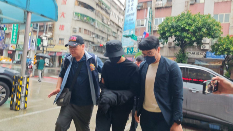 陳柏霖被警方帶回偵詢。（記者陸運鋒攝）