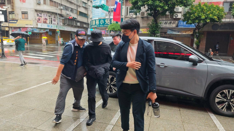 陳柏霖今早遭檢警拘提到案。（記者陸運鋒攝）