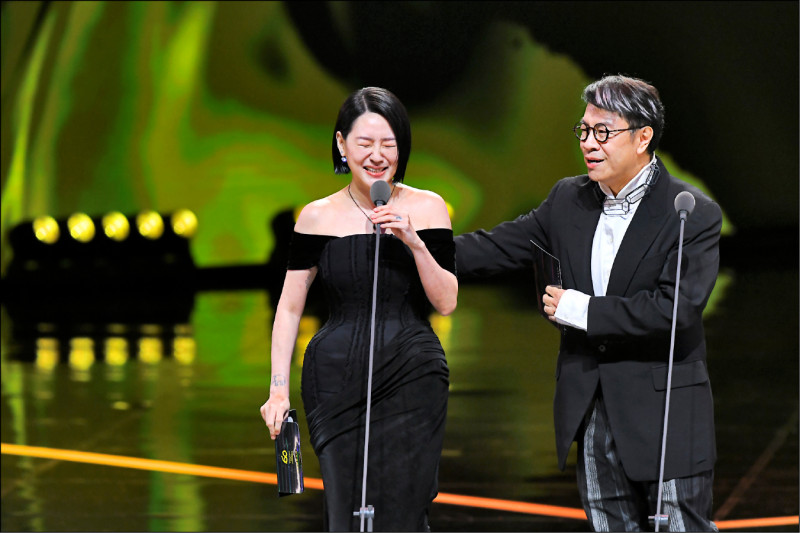 「康熙合體」頒獎，蔡康永（右）與小S掀起節目類收視高峰。（三立提供）