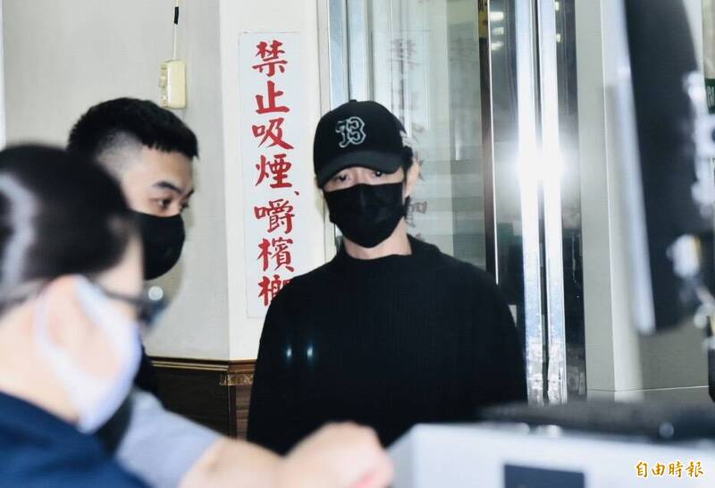 棒棒堂團員小杰（廖允杰）以35萬元交保。（記者陳奕全攝）