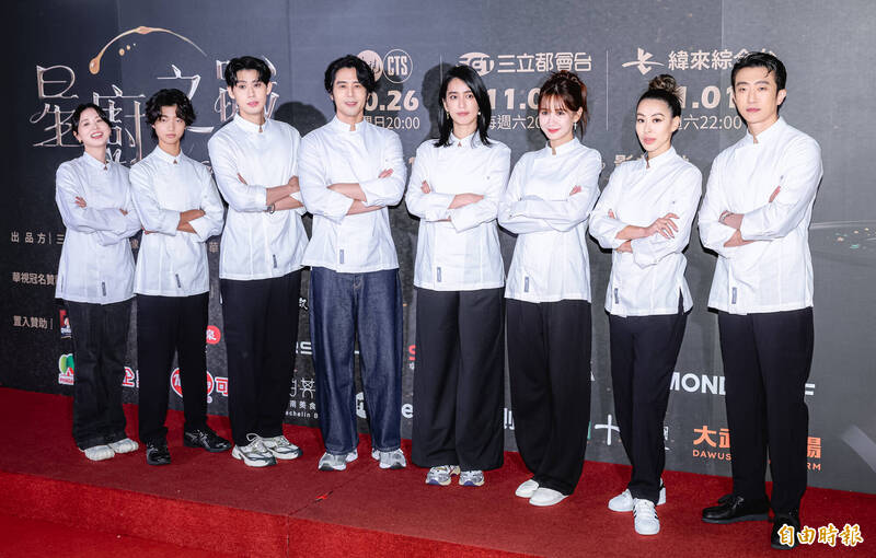 記者會突問閃兵話題!8藝人全靜默避答 「他」結束後秒閃