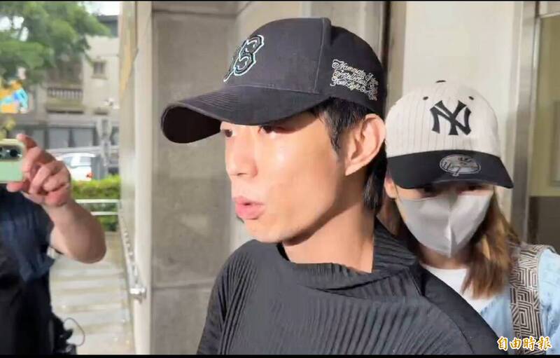 棒棒堂團員小杰（廖允杰）以35萬元交保。（記者陳奕全攝）