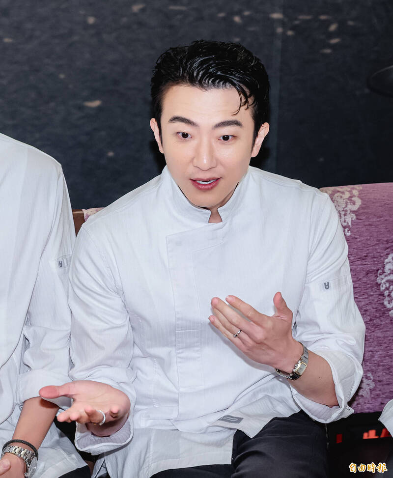 懷秋快閃離場，似乎不想回答此事。（記者王文麟攝）