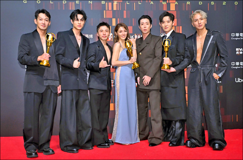 棒棒堂前幾天剛風光拿下金鐘獎實境節目主持人獎，沒想到團內又爆小杰（右三）閃兵。（資料照）