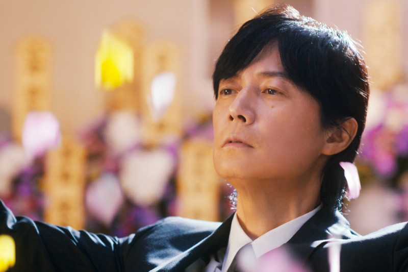 福山雅治在《迷宮裡的魔術師》詮釋黑暗英雄，展現不同形象的演出。（采昌提供）