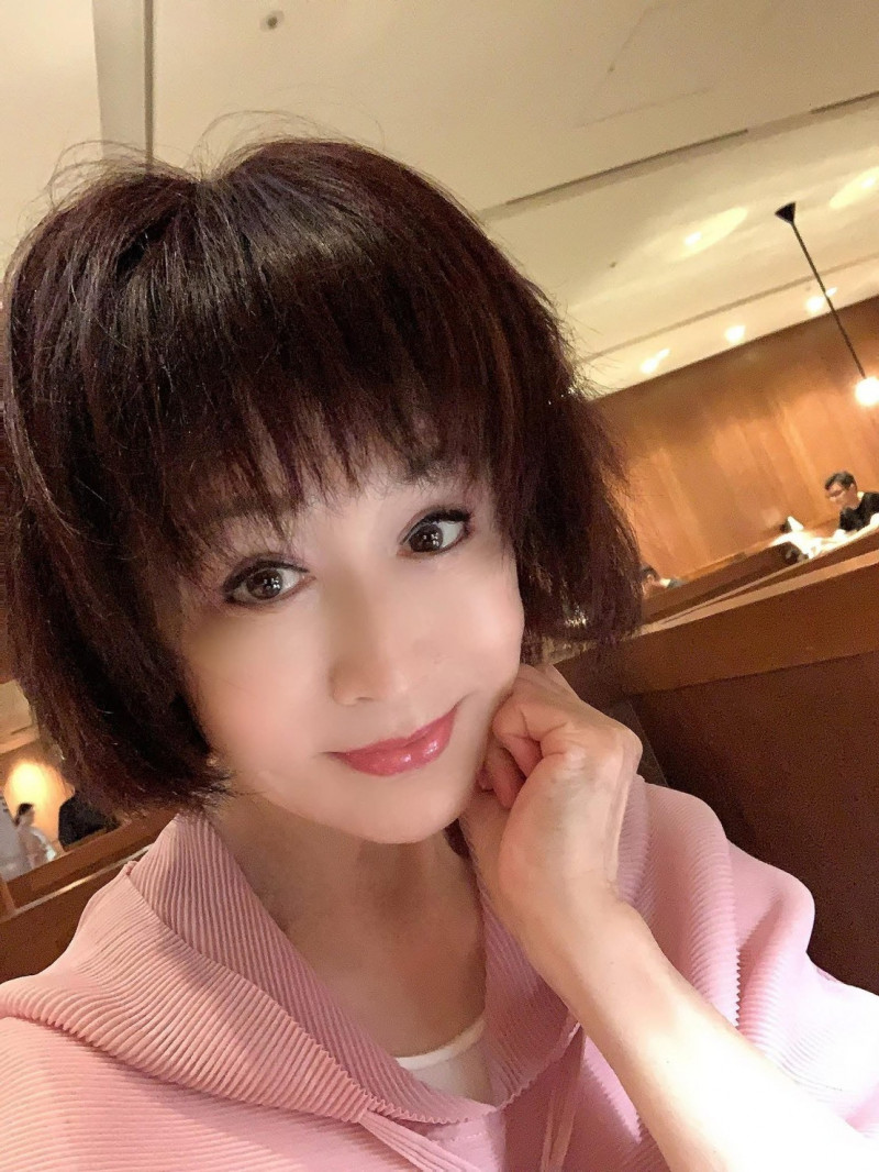 潘迎紫曬出絕美自拍。（翻攝臉書）