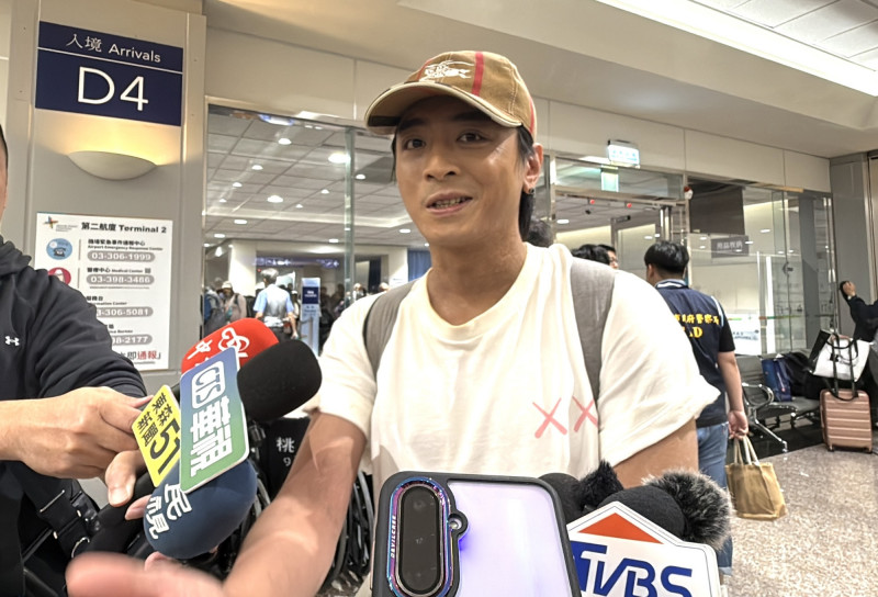 Energy成員TORO也陪同坤達一同搭機返台。（記者劉信德攝）