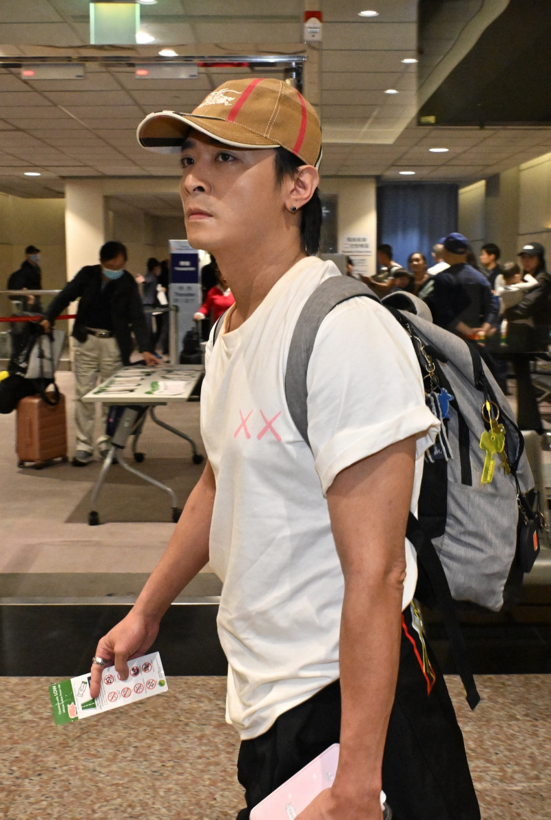 Energy成員TORO也陪同坤達一同搭機返台。（記者劉信德攝）