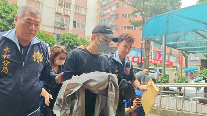 檢警昨將書偉拘提上銬帶回偵辦。。（記者陸運鋒攝）