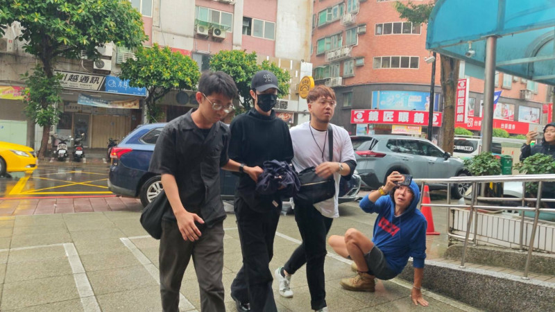 檢警昨將棒棒堂小杰上銬帶回偵辦。（記者陸運鋒攝）