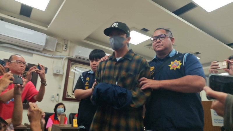 坤達上銬移送新北地檢署複訊。（記者陸運鋒攝）