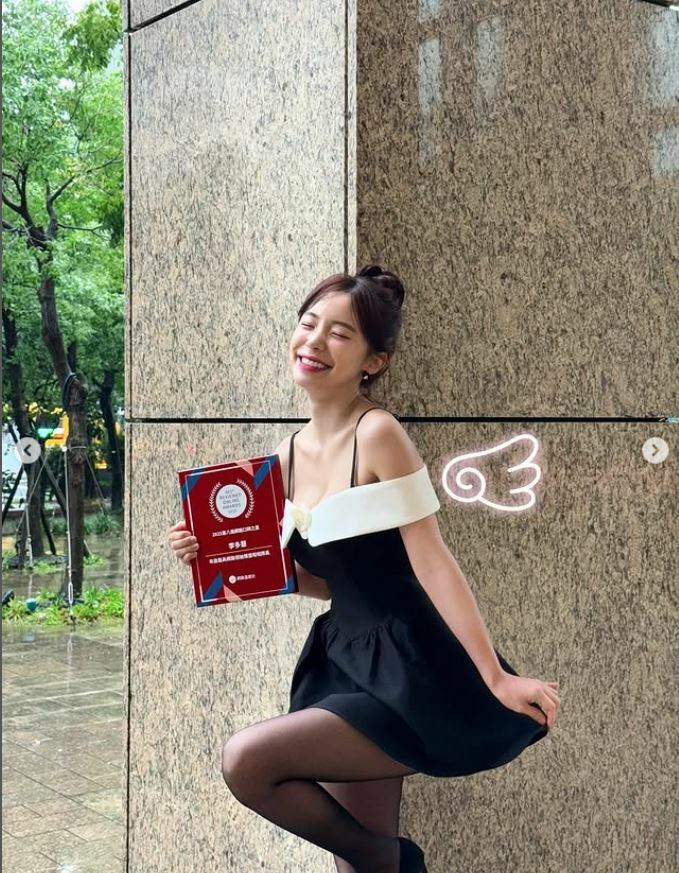 李多慧領獎也是盡顯性感小心機。（圖翻攝自le_dahye IG）
