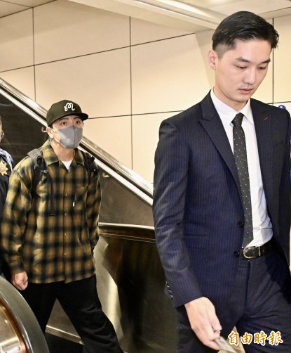 閃兵案帥檢爆紅!坤達遭拘提緊跟「高顏值檢察官」粘鑫被讚比主角更搶眼