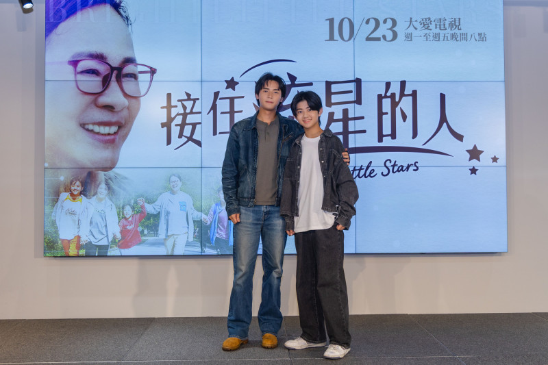 謝展榮（左）、陳少卉在《接住流星的人》分別飾演青年及少年階段的「王博葦」。（大愛電視提供）