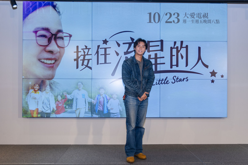 謝展榮在《接住流星的人》飾演的青年階段王博葦，得到江柑無私幫助，是新芽課輔班第一批孩子。（大愛電視提供）