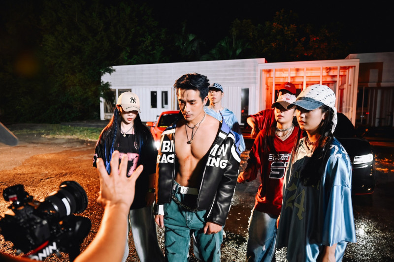 刺刺在MV中化身性感賽車手。（杰思國際娛樂提供）