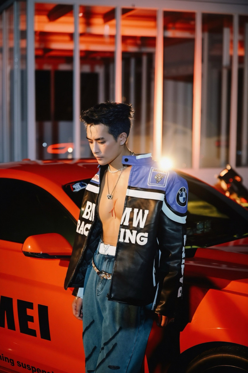 刺刺在MV中化身性感賽車手。（杰思國際娛樂提供）