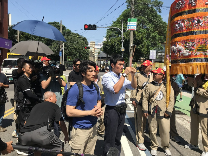 連炳發（左）、楊一展（右）祈求拍攝《化外之醫》順利，右為大甲鎮瀾宮娘傘組。（大甲媽祖ㄅㄜˊ 讚粉絲專頁提供）