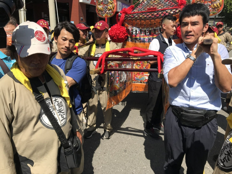 越南影帝連炳發（左）、楊一展（右）與大甲鎮瀾宮大安神轎團一起抬大甲媽神轎。（大甲媽祖ㄅㄜˊ 讚粉絲專頁提供）