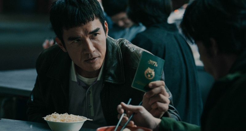 楊一展在《化外之醫》突破形象接演飾移工仲介老板「劉天誠」。（公視、中華電信、瀚草文創提供）