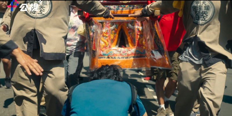連炳發鑽大甲媽轎底。（公視+提供）