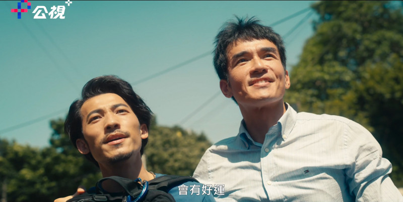 連炳發（左）與楊一展（右）鑽大甲媽轎底後展笑顏。（公視+提供）