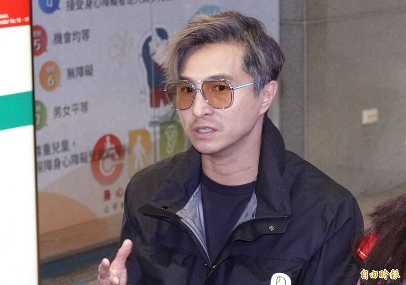 王少偉強調自己與5566成員都沒有兵役問題，也沒有被閃兵集團找過。（記者潘少棠攝）