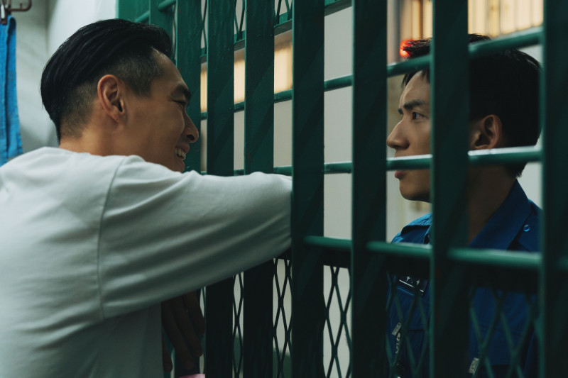 陳澤耀（右）在《監所男子囚生記》因欠債入監照顧「大哥」楊祐寧（左）。（愛奇藝國際版、壹壹影業提供）
